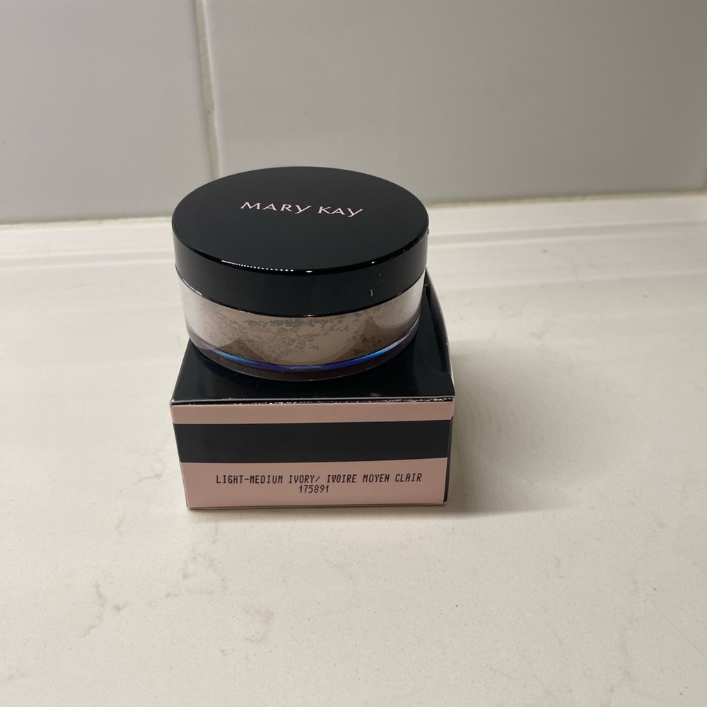 Mary Kay Silky Setting Powder - Light-Medium Ivory